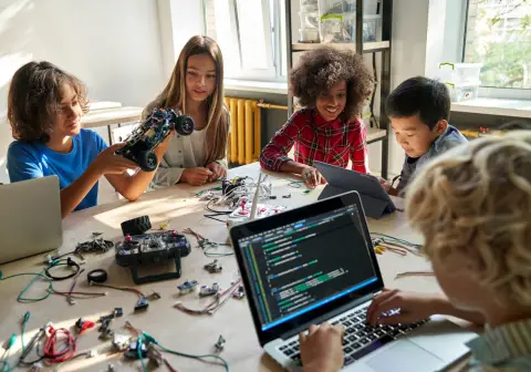 طفل وراشد يتعلمون برمجة الروبوتات والأردوينو في دورة مخصصة للمبتدئين.
