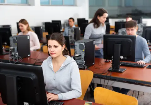 دورة تدريبية على برامج Word وExcel لتعلم المهارات المكتبية الأساسية.