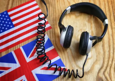 شاب يشرح قواعد ومهارات اللغة الإنجليزية للمبتدئين بطريقة سهلة ومبسطة.